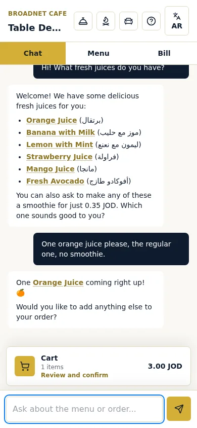 Real screenshot: a guest at Broadnet Cafe asks which fresh juices there are, and the AI waiter answers from the menu, with Arabic names alongside.