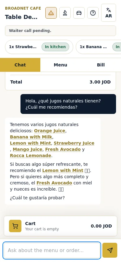 Spanish chat: the guest asks which natural juices there are and which one is recommended; the reply in Spanish recommends Lemon with Mint and Fresh Avocado.